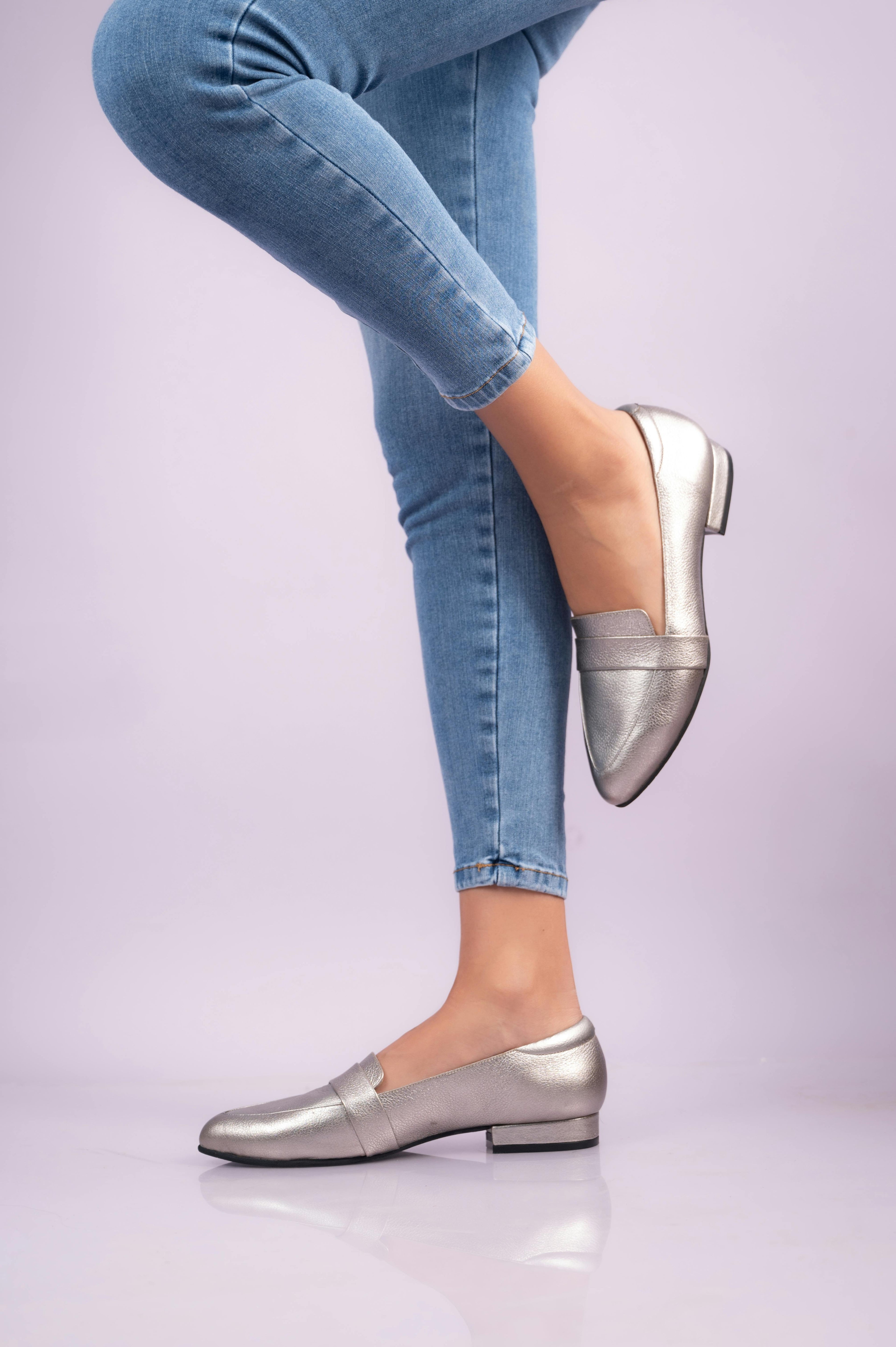 Dreamkue women’s ankle jeans featuring cropped ankle-length design, premium denim, and a modern, flattering silhouette.