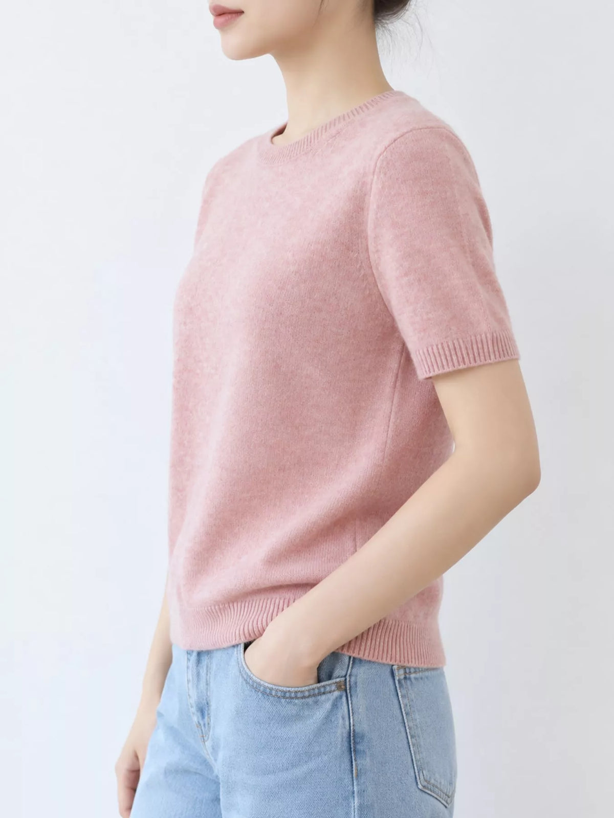 Dusty pink round-neck short-sleeve sweater with ribbed cuffs and hem