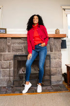 High-waist washed thermal skinny jeans in dark blue denim, model standing full-body
