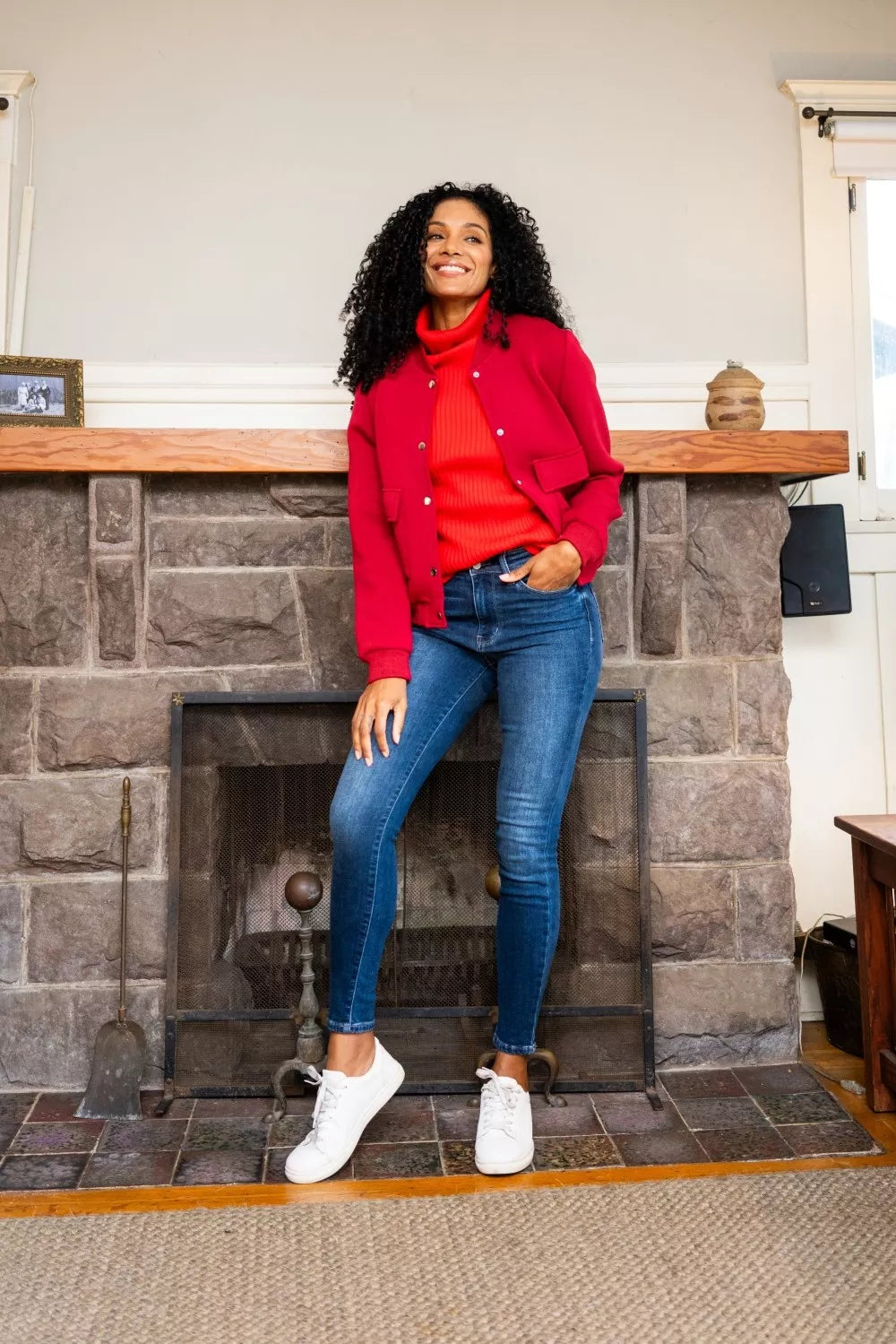 High-waist washed thermal skinny jeans in dark blue denim, model standing full-body
