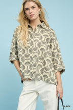 Printed cotton button-down blouse with dark motif, collared V-neck and 3/4 sleeves