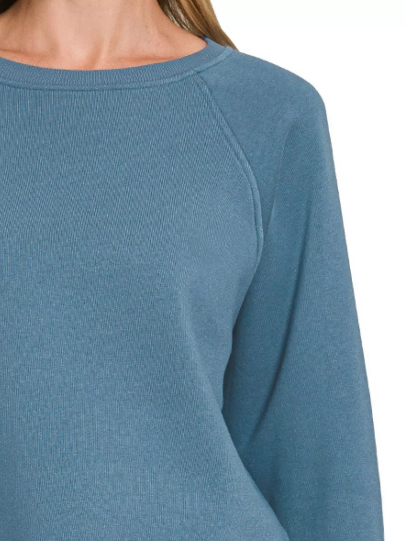 Cozy Fleece Raglan Round-Neck Sweatshirt – Warm & Stylish