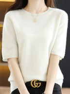 White short-sleeve round-neck sweater with ribbed hem and sleeve cuffs