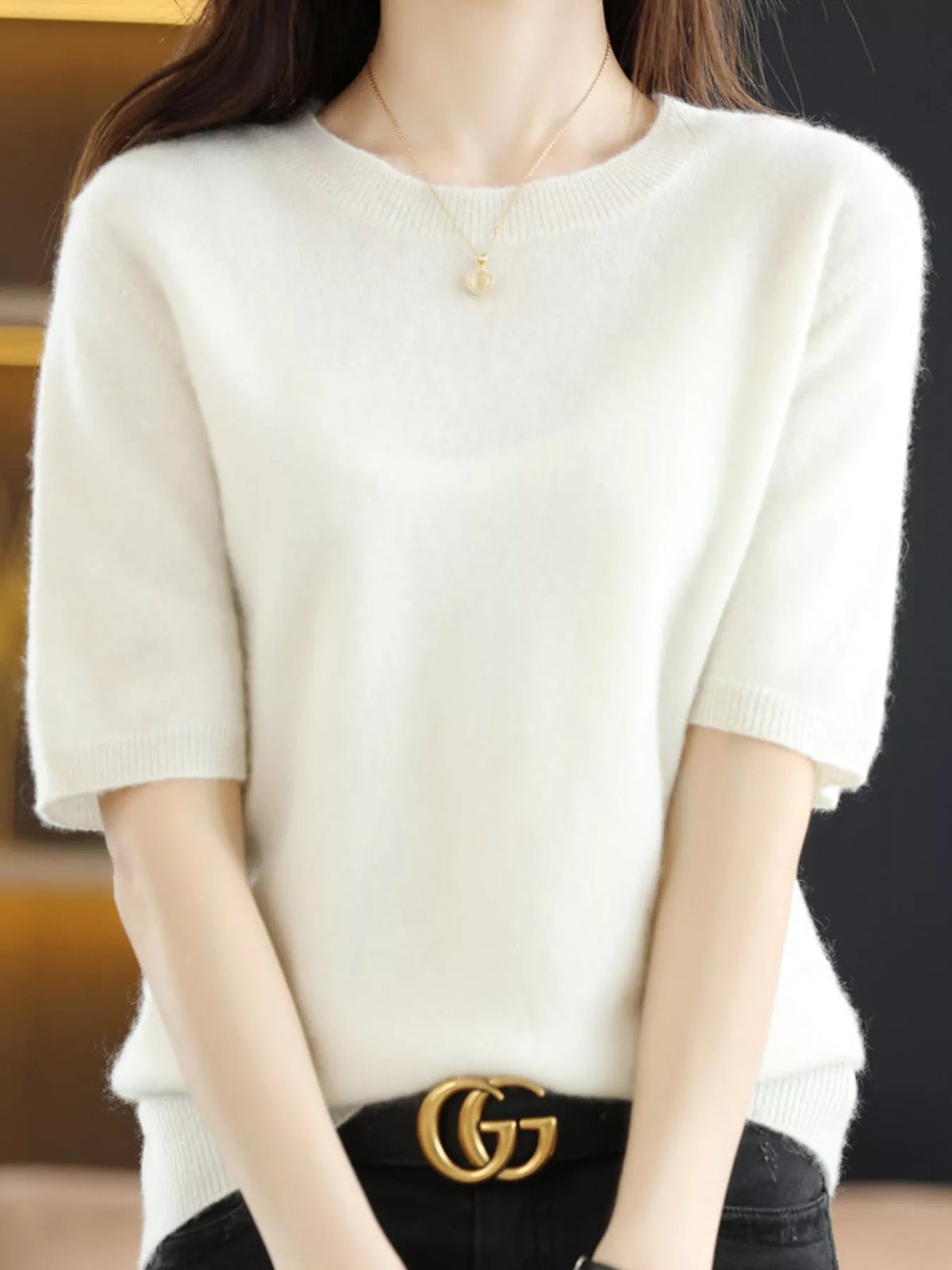 White short-sleeve round-neck sweater with ribbed hem and sleeve cuffs