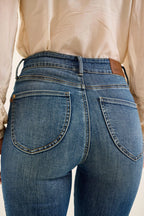 High-waist jeans in blue denim wash, curved back yoke, back pockets with stitched trim