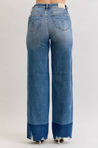 High-waist straight jeans in medium blue denim, back pockets and raw hem