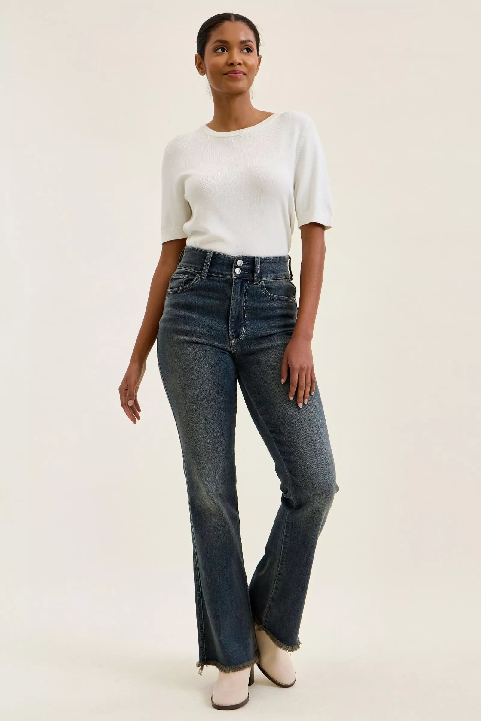 High-waist straight dark blue jeans with frayed hem and button-fly closure