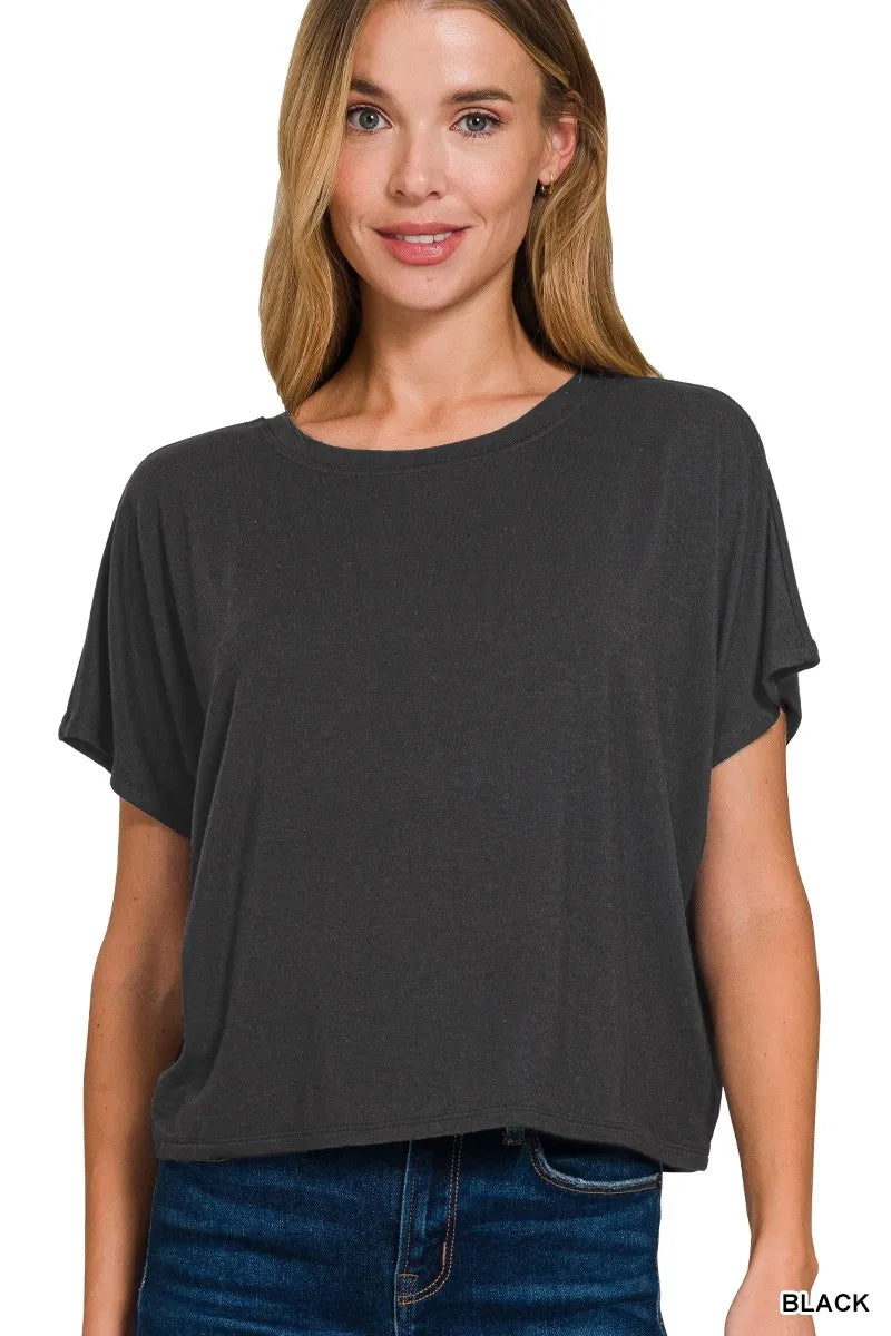 Black cropped short-sleeve tee with round neck