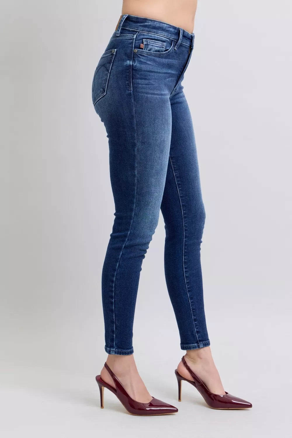 Washed dark blue skinny jeans, tapered legs, contoured back pockets