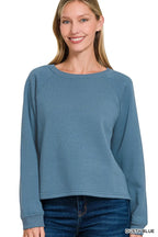 Cozy Fleece Raglan Round-Neck Sweatshirt – Warm & Stylish