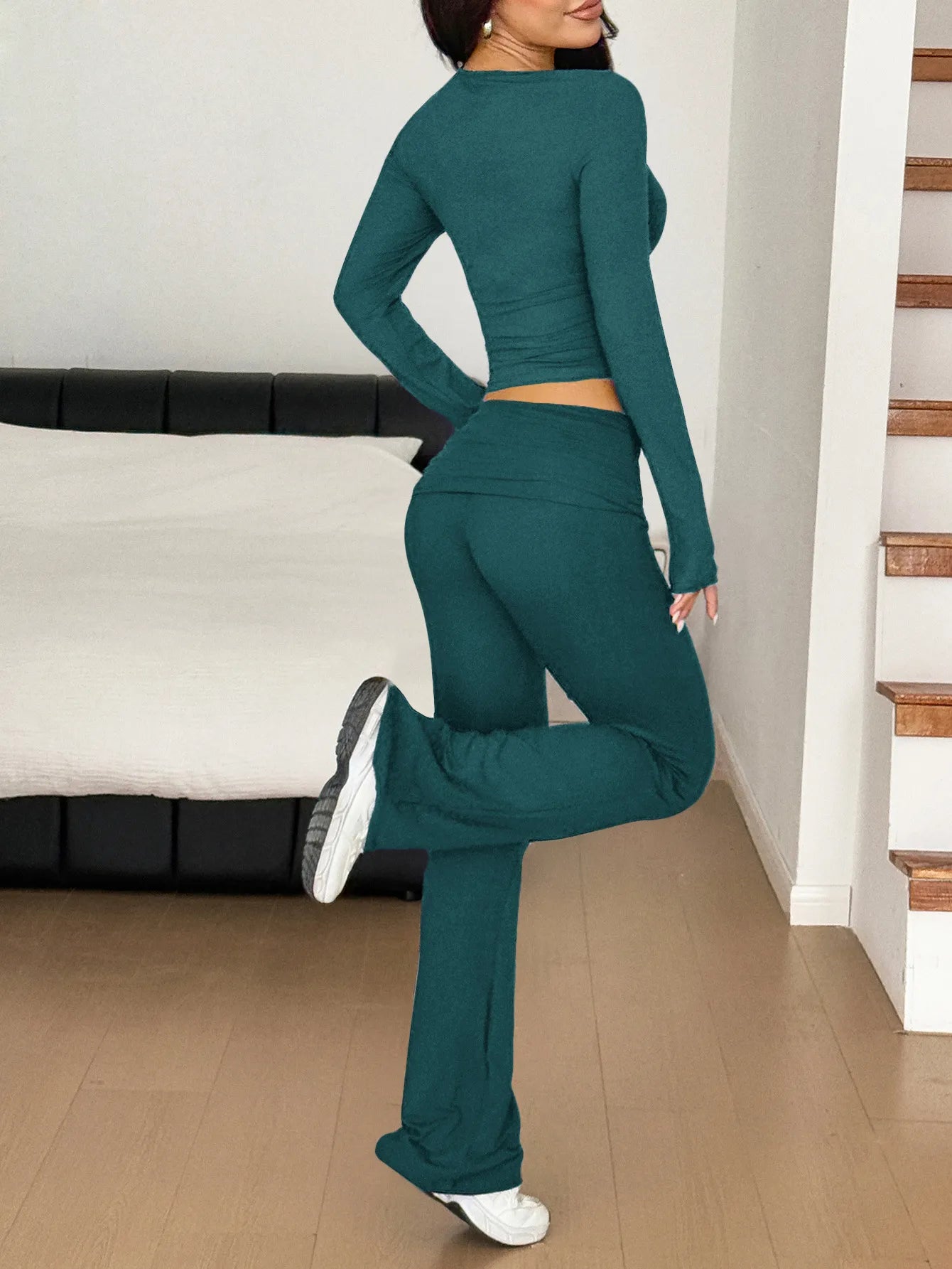 Long Sleeve Crop Top & Bootcut Pants Set – Trendy Two-Piece Outfit