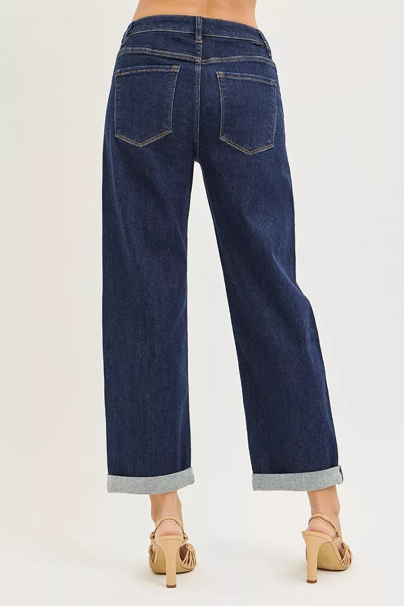 Dark blue cropped jeans with two back pockets and cuffed hems