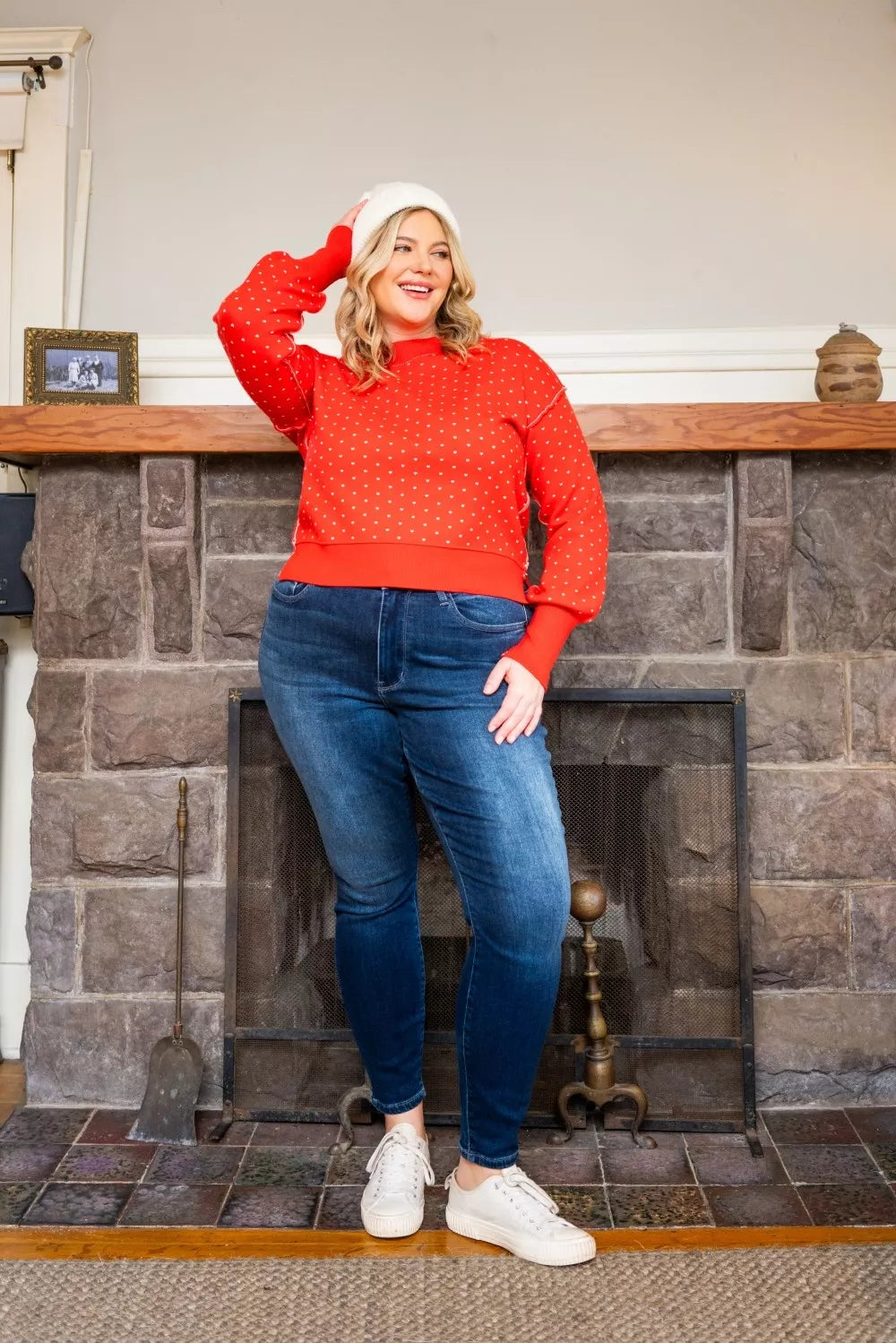 Dark blue skinny jeans with high waist and slim ankle fit, worn