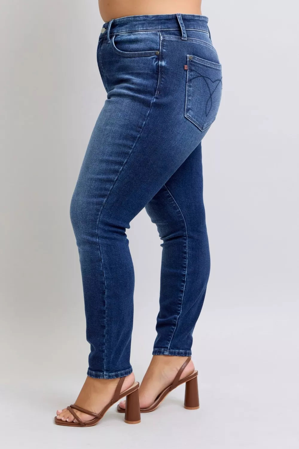 High-waist skinny jeans in dark blue wash denim, back pockets and fitted legs