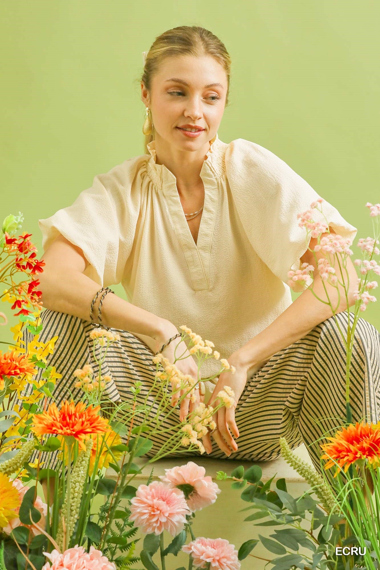 Ecru textured blouse with V-neck and puff sleeves