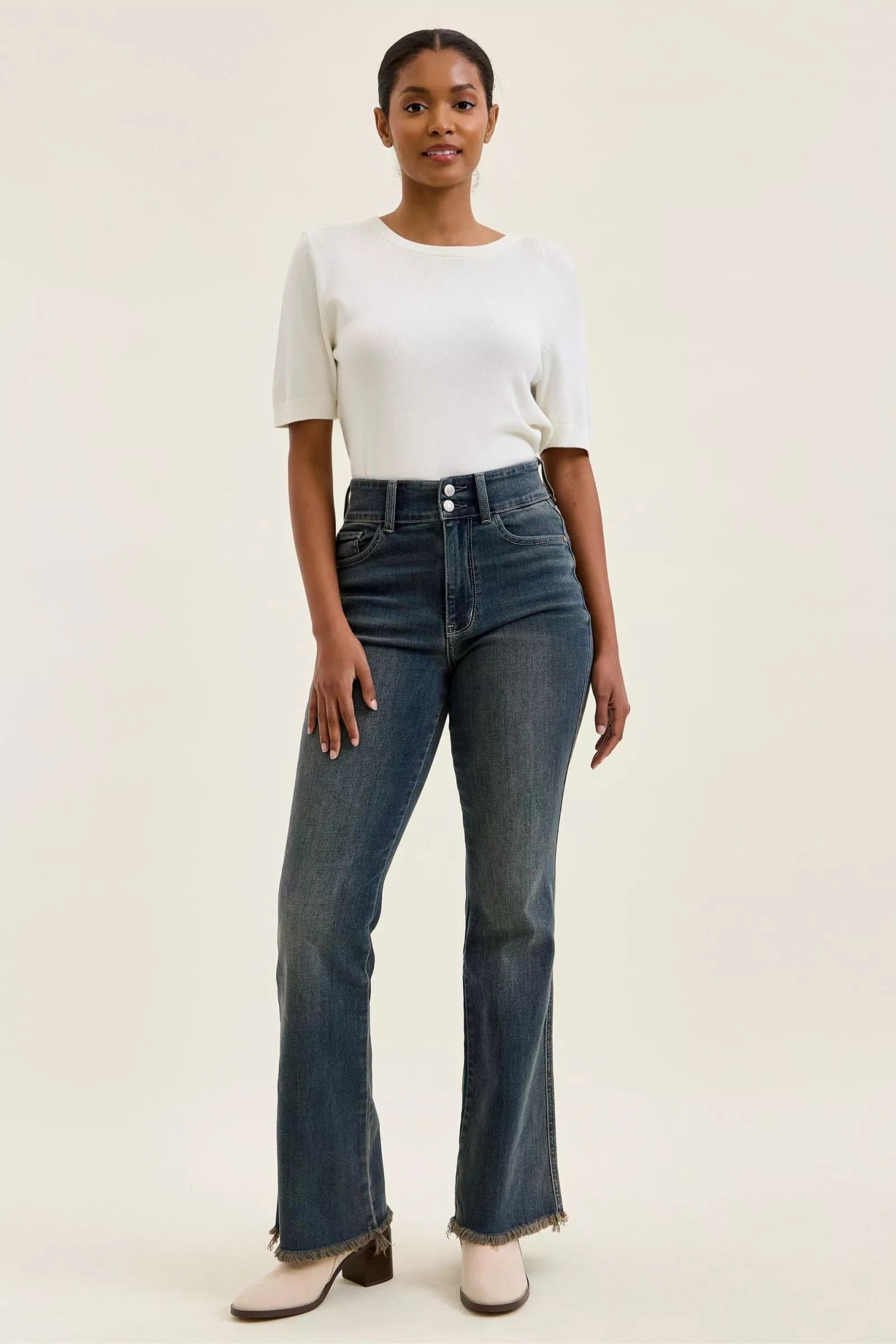 High-waist straight dark blue jeans with frayed hem and button-fly closure