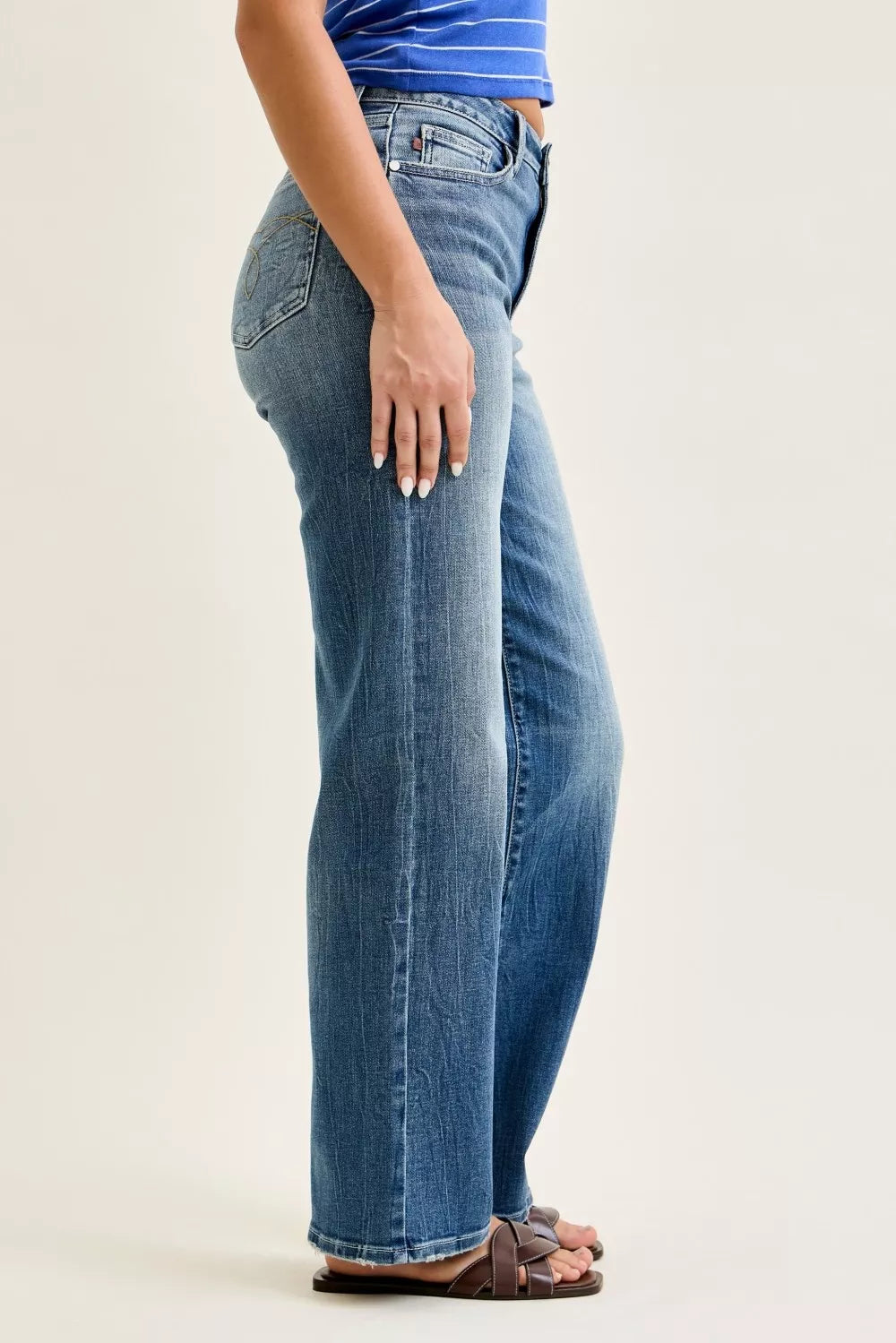 Mid-rise 90s straight-leg jeans in medium wash denim, side view
